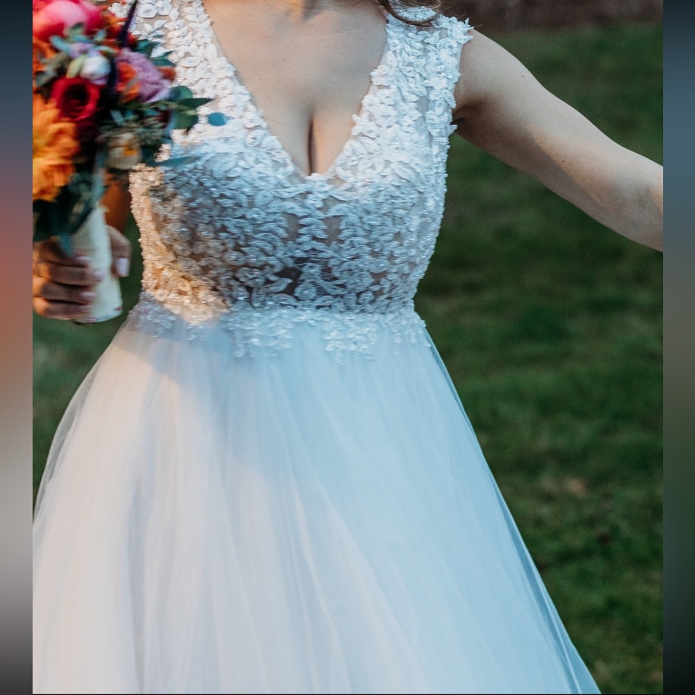 Elegant White Lace Wedding Dress